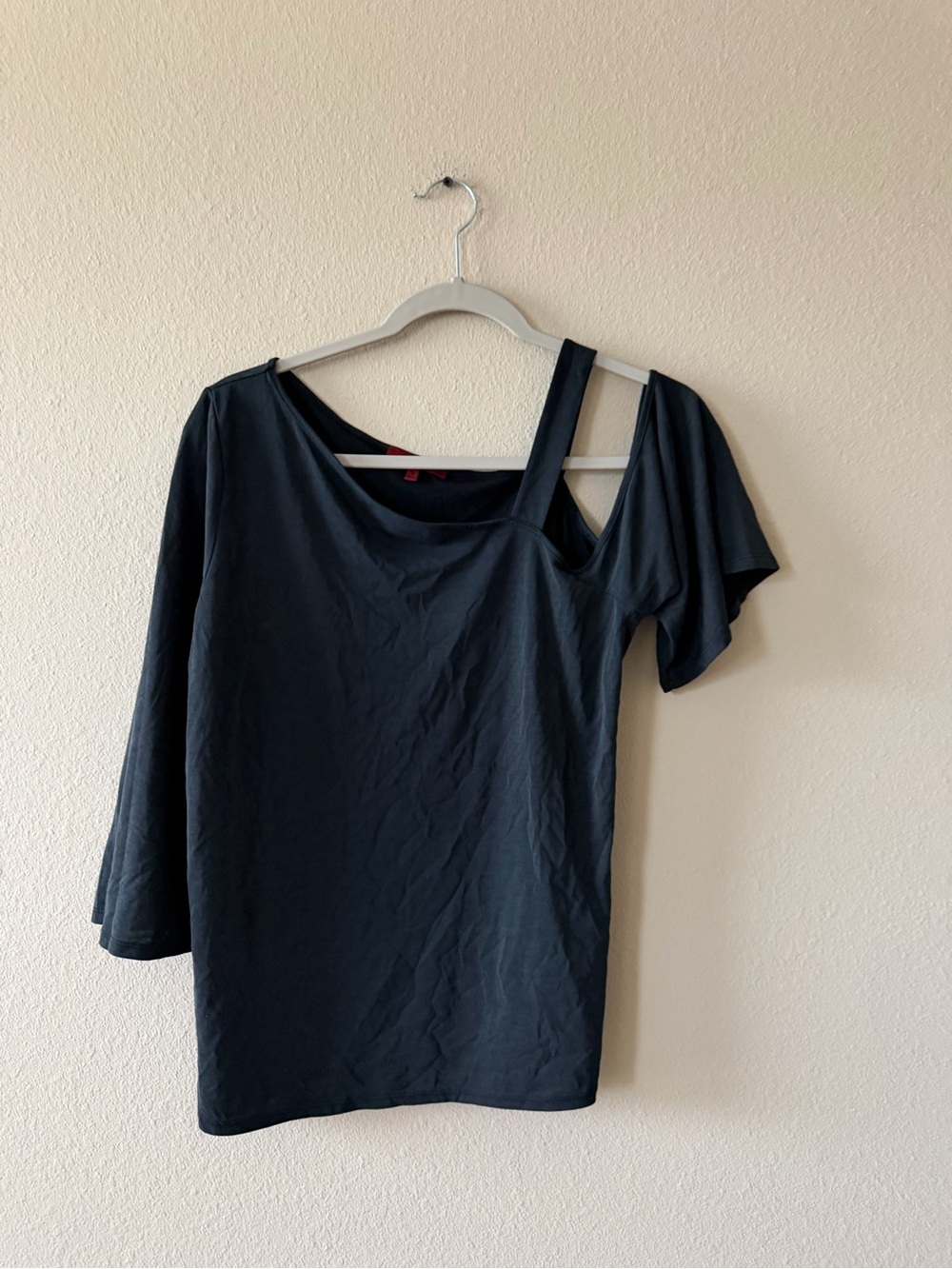 Women’s Black One-Shoulder Short Sleeve Tee